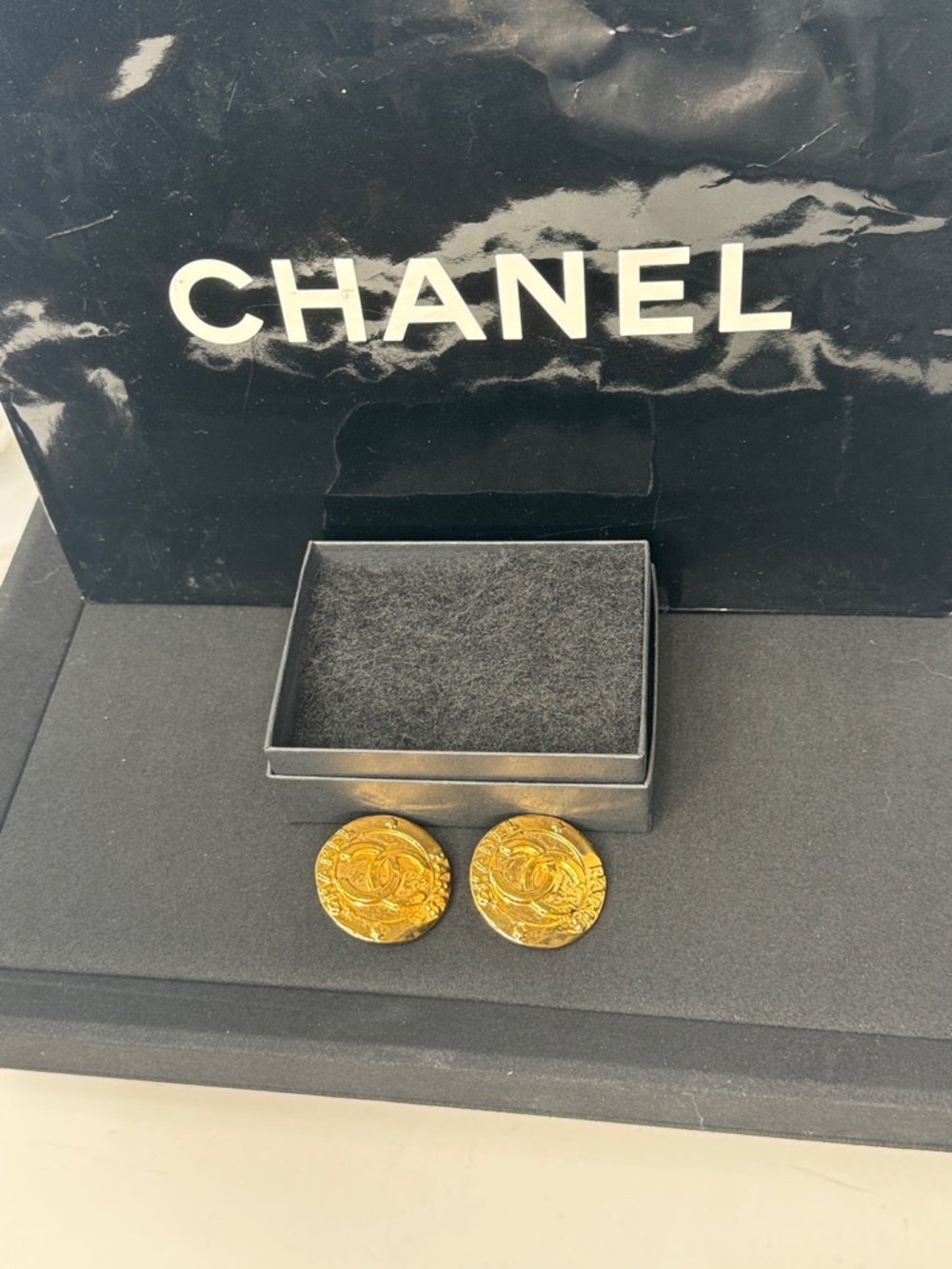 Chanel 1994 CC Logo Clip-On Earrings Gold Tone Round Vintage - Picture 7 of 12